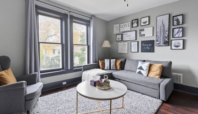 Clean and spacious 3BR DT Windsor Laundry and parking