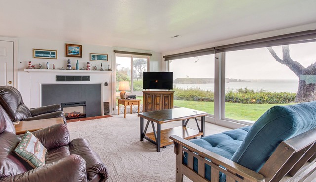 Cliffside Lighthouse Beach Home w/Ocean View in Coos Bay