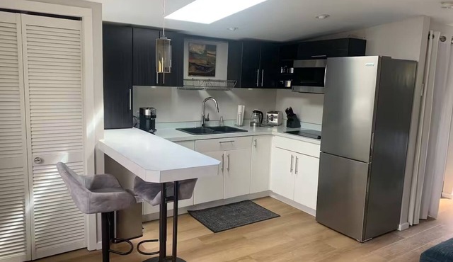 Coachhouse One Bedroom Studio in Central Nelson. Pet-friendly!