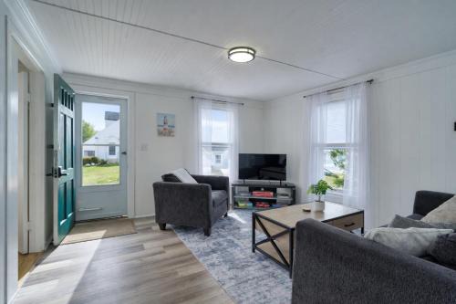 Coastal Gem - Charming 3BR Home, Steps to Beach! in Warwick