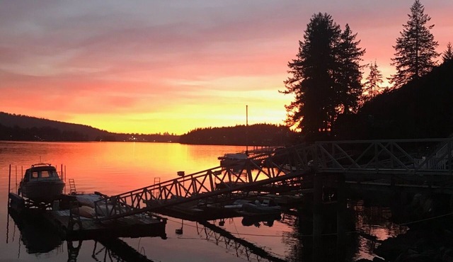Coastal lifestyle! Oceanfront apartment! Huge deck and dock 30 min to downtown.