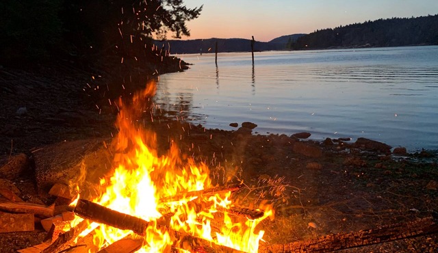 Coastal Wishes- stunning view, hot tub, lux apartment sized suite