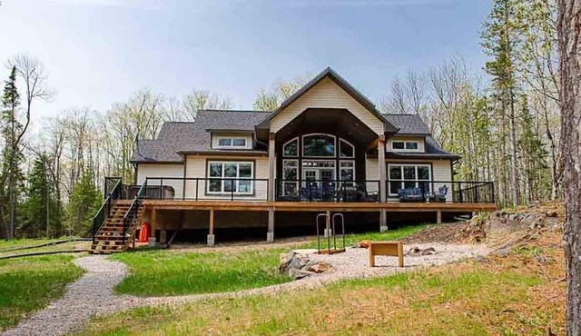 Coe Lake Haus - Three Bedroom Cottage, Sleeps 8