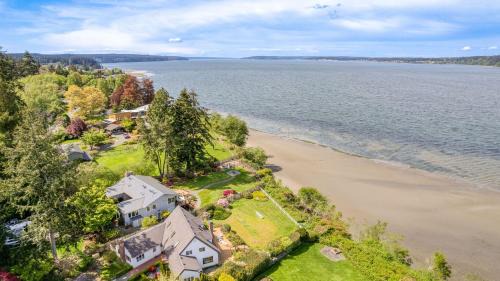Colonial Bluff House Above the Sea by AvantStay in Langley