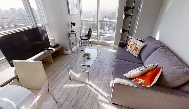 Comfortable 2-BR Condo in DT Toronto