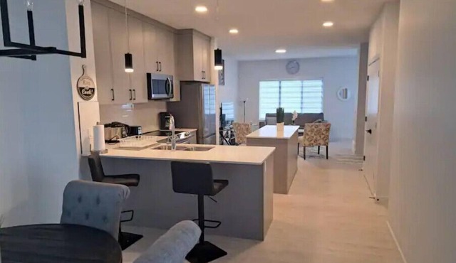 Comfortable 2 Queen BRMs 1.5 BTH & Garage Parking