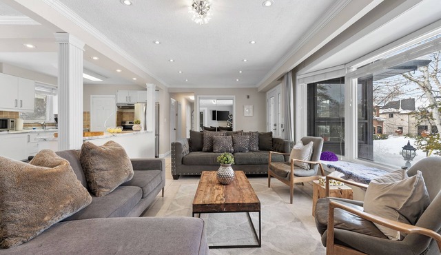 Comfortable 3 Bedroom/2 Bathroom Bungalow in heart of Richmond Hill/sleep 6
