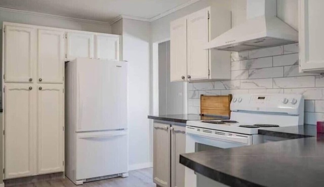 Comfortable 4 BD House with free parking-Unit A