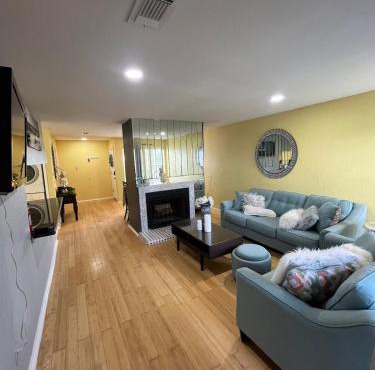 Comfortable Condo Near Major Plants & Beach in Lake Jackson