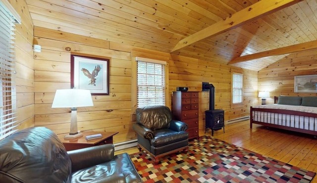 Comfortable dog-friendly cabin with fireplace & kitchenette near hiking trails in Northport