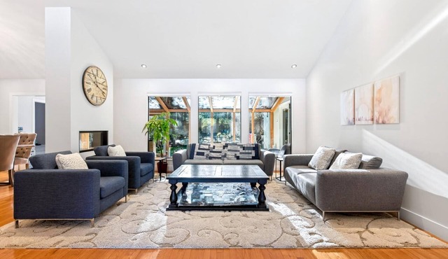 Comfortable family home for 6-8 guests in quiet neighborhood!