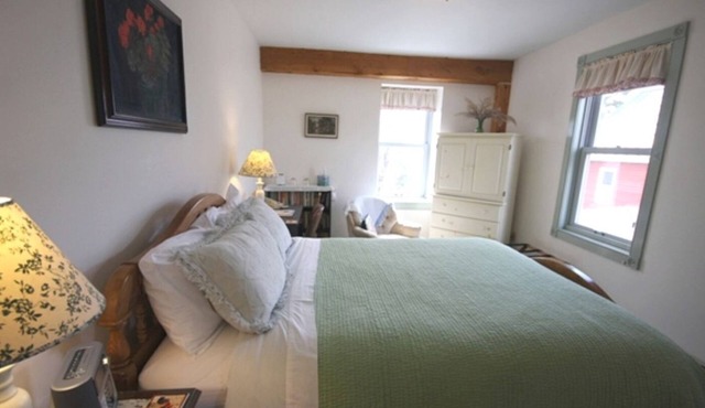 Comfortable Honeymoon Suite on a Farmstead near Augusta, Maine in Hallowell