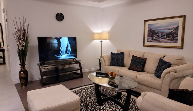 Comfy 3Bdrm home near Hyde Park Mall/Western Uni