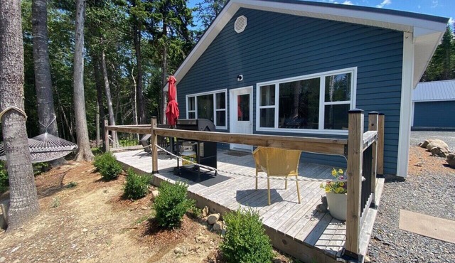 Compass Cove Cottage with Private Hot tub