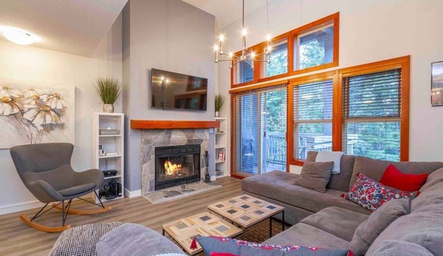 Complex hot tub | BBQ | Fireplace | Free Parking
