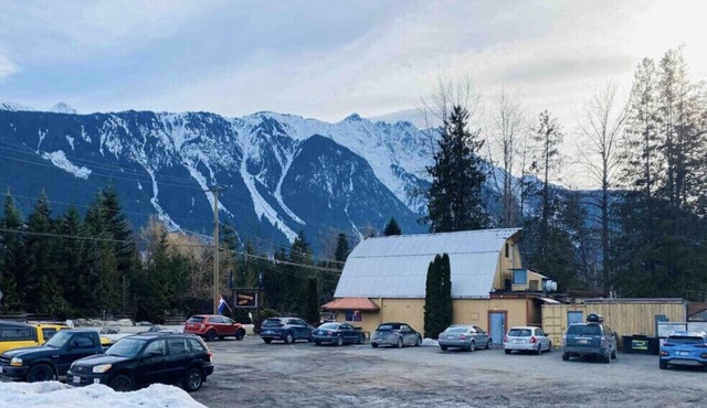 Condo 20 min north of Whistler...fully private