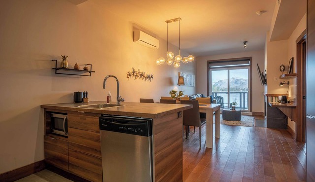 Condo overlooking Lac Superieur & mountain views