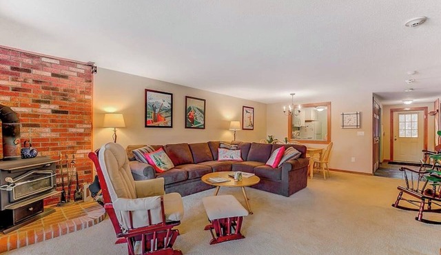 Condo w/gorgeous Cranmore view, shared pool/tennis, AC & WiFi - near town in North Conway