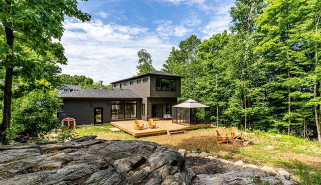 Contemporary Villa Nordica, close to downtown/Beach/Free Provincial Park Pass