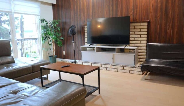 Convenient & Cozy 8 Beds Home with 3 Free Parking