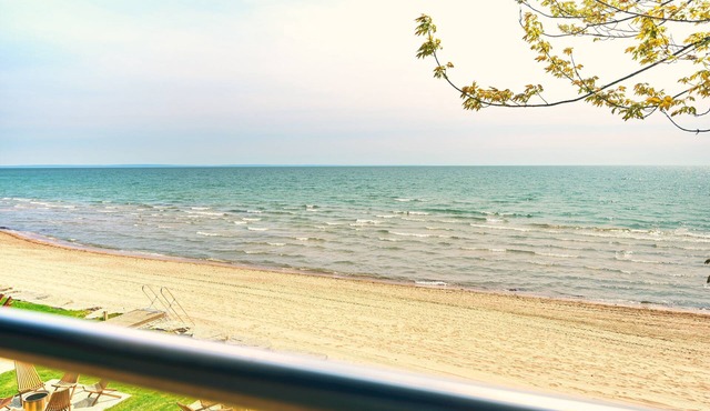 Cottage 20: Upper-Level Beachfront Unit in 4-Plex
