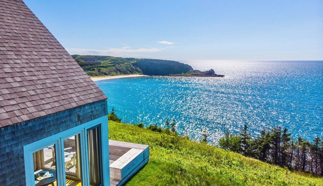 Cottage by Ocean with Stunning Views, 2 min. to beach, near Cabot Trail & Park
