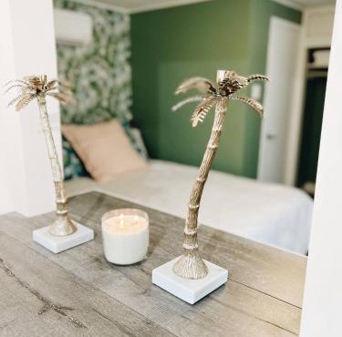 Cottage Feels in the City - Downtown Apartment & Backyard Bliss