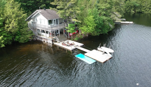 Cottage on the lake! Beautiful 4 bedroom + 3 bath!