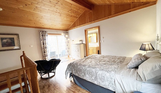Cottage W LAKE VIEWS, beside waterfront trail and steps from beach