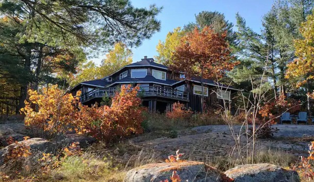 Cottage with commanding views of the lake on a large piece of Canadian Shield in Algonquin Highlands
