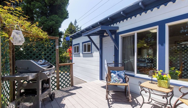 Cottagecore charm beside the redwoods—steps to trails, minutes to beaches and downtown Arcata. in Arcata