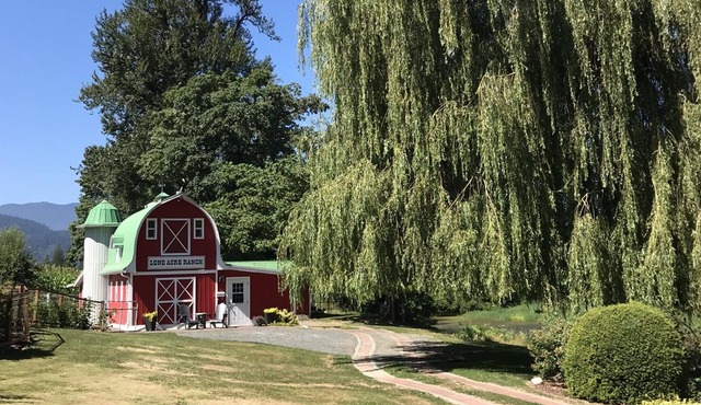 Country Barn Home Minutes from the Fraser River and Downtown Chilliwack