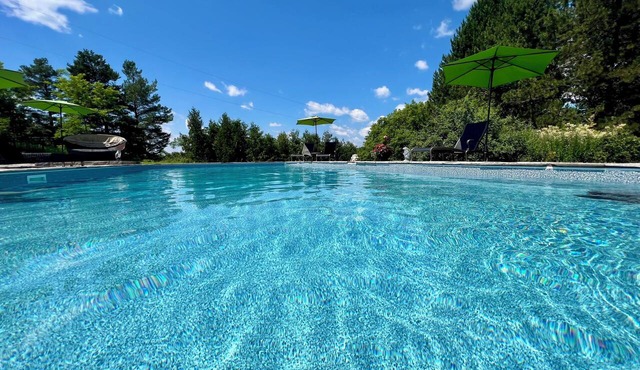 Country estate getaway, sleeps 10+ salt water pool.