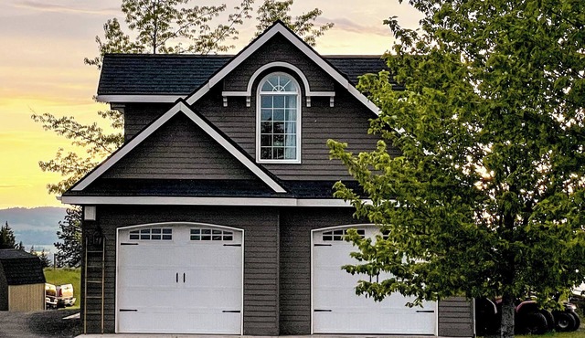 Country Green Bluff Carriage House with fire pit and pickleball, north Spokane in Colbert