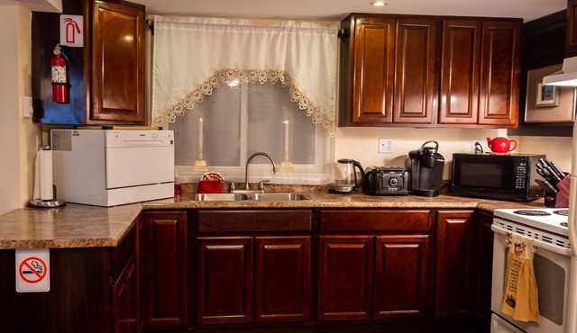 Country home 20 min from city has an ocean view, bird feeders, & a whirlpool tub