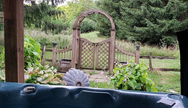 Country in the city! Quiet, private 3 bedroom with a hot tub!
