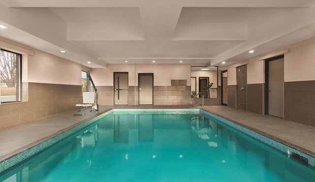 Country Inn & Suites by Radisson, Belleville, ON