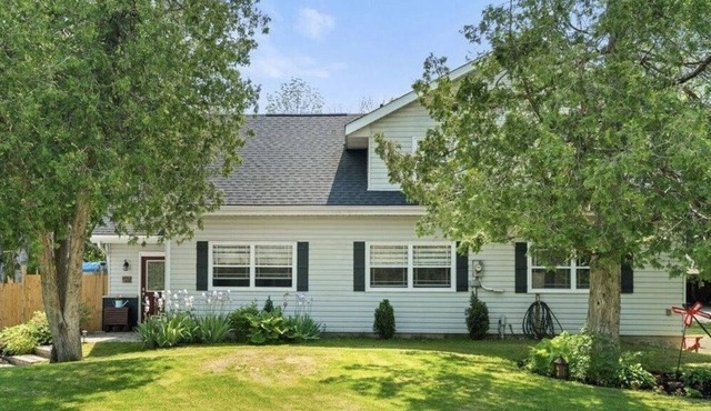 Country Living With All The Bells And Whistles, Across From Moira River