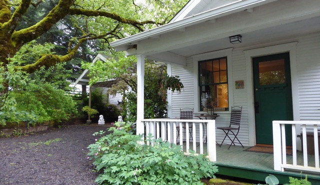 Country Retreat with Hot Tub and Hiking. Close to Waterfalls and Wedding Venues. in Scotts Mills