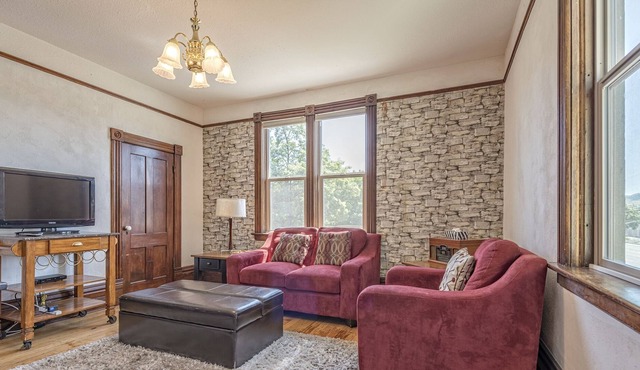 Cozy 1 bed/1 Bath suite on the 2nd floor in the historical Carew House