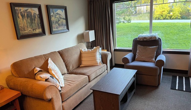 Cozy 1-bedroom condo with fitness room, WiFi in brilliant Dead Man's Flats