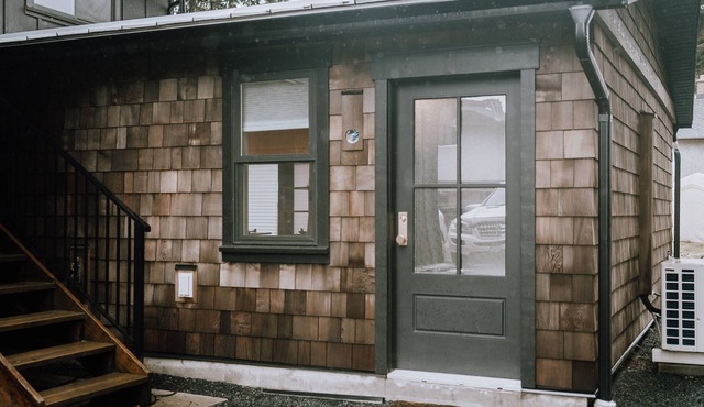 Cozy 1 bedroom suite located close to town and Cowichan Lake.