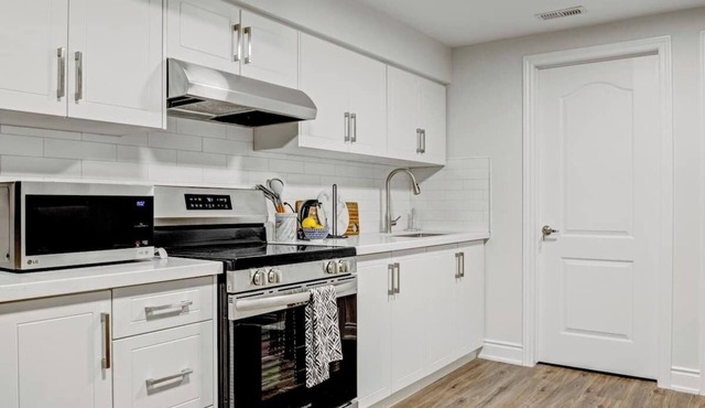 Cozy 1-bedroom with Full Kitchen, workspace, WiFi and AC in charming Mississauga
