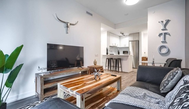Cozy 1BR Apt with Gym, Near Royal Ontario Museum