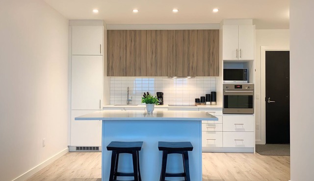 Cozy 1BR Condo w/In-Suite Laundry, Gym, Free Parking and Full Kitchen