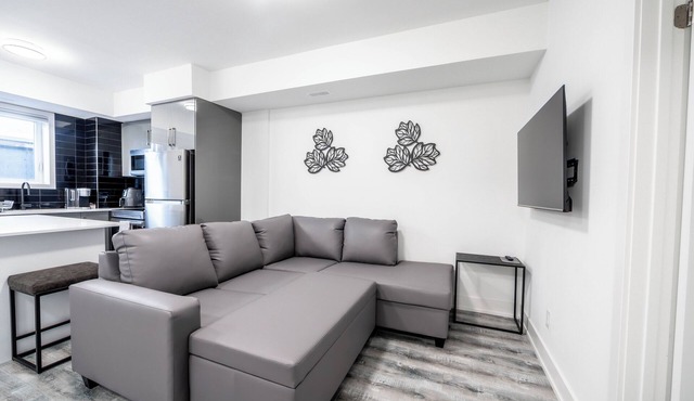 Cozy 1BR with Parking, Only 7 Mins to The Falls and Sleeps 3! in Niagara Falls