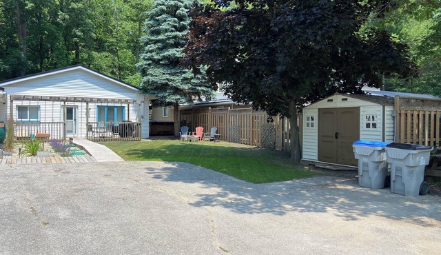 Cozy 2 BDRM Cottage w/private hot tub, sauna, private beach access, fire pit