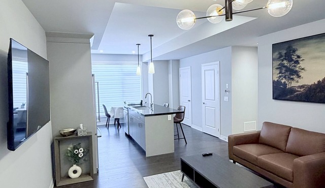 Cozy 2-bed Apartment in Oakville w/Parking & Full Kitchen. Family-friendly