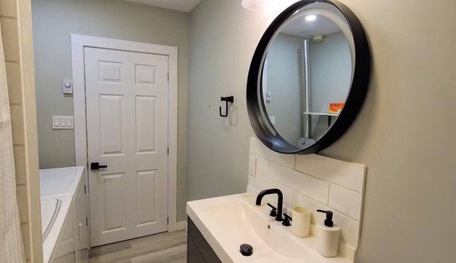 Cozy 2 Bed Apt with Fiber internet near waterfront