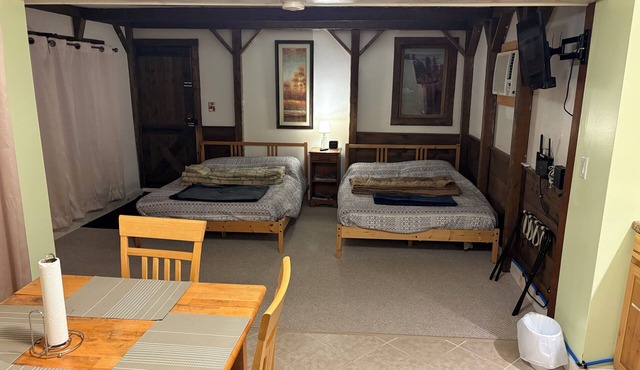 Cozy 2-Bed Suite/Studio with WiFi and AC in welcoming Lakes Region Bridgton in Bridgton